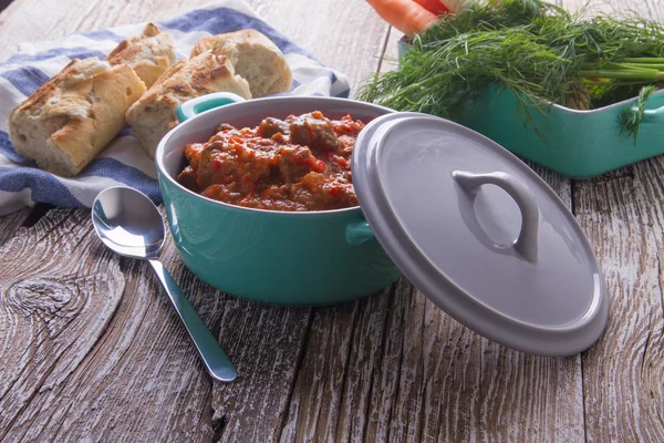 Kırmızı biber ile baharatlı gulaş çorbası.