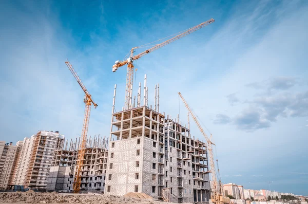 Baustelle mit Kränen am Himmel. — Stockfoto