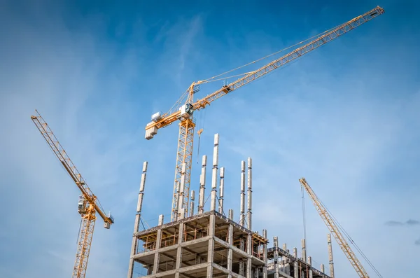 Nieuwe highrise huizen en hijskranen torenkranen — Stockfoto