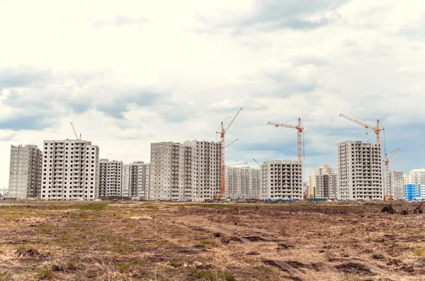 Multistorey gebouw en grote kranen — Stockfoto