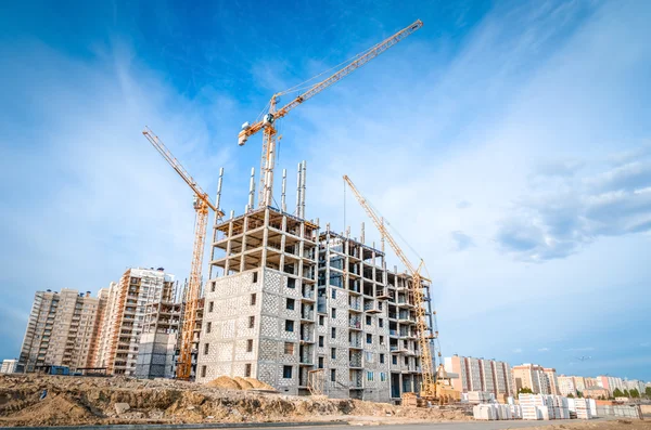 Construcción de viviendas de gran altura y obras de construcción — Foto de Stock