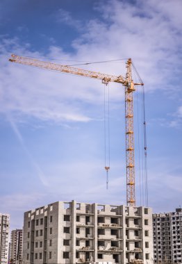 Vinçli ve binalı inşaat alanı