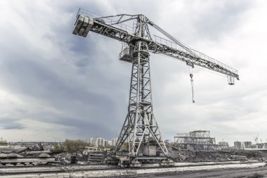 Vinç terk edilmiş inşaat sahasında bina