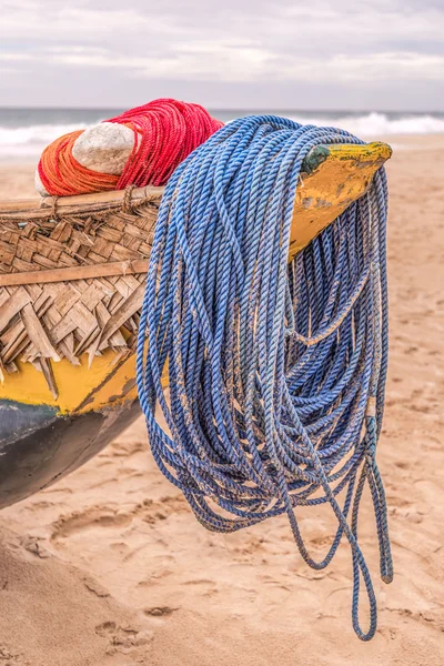 Close-up de uma amarração cordas amarradas em torno de uma popa . — Fotografia de Stock