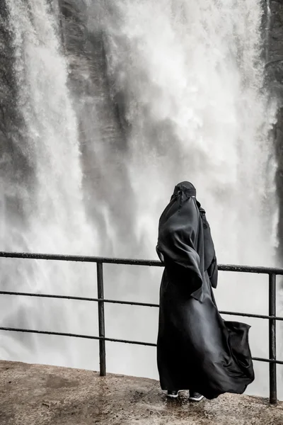 La donna è in piedi vicino alla cascata. Shri-lanka — Foto Stock