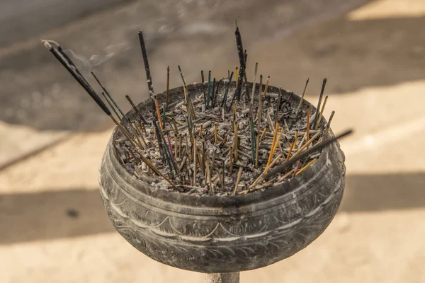 Bastoncini di incenso in secchio di ceneri . — Foto Stock