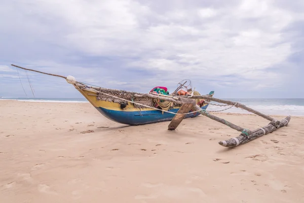 Barco pesquero de madera en el paisaje marino . —  Fotos de Stock