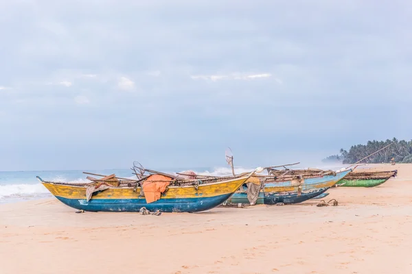 Paisaje marino tropical con barcos en la playa —  Fotos de Stock