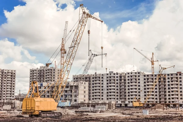 İnşaat makineleri ile inşaat alanı 