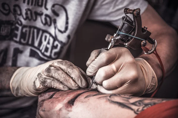 Tatuagem profissional queimando a tatuagem — Fotografia de Stock