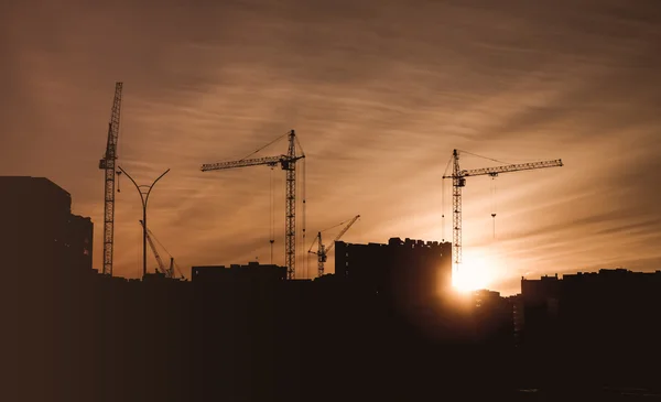 Byggarbetsplats med solnedgång bakgrund — Stockfoto