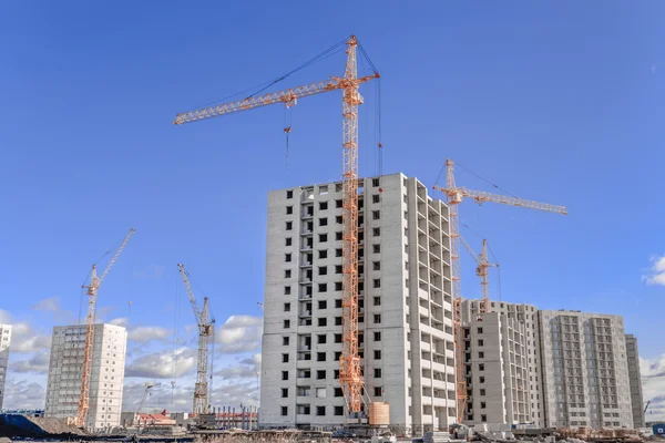 Bouw van hoogbouw gebouwen en bouw kranen — Stockfoto