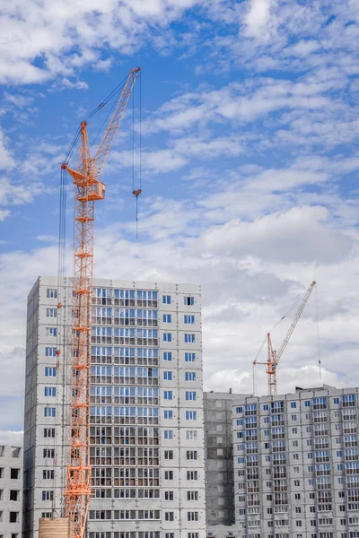 Hubkran und Hausbau — Stockfoto