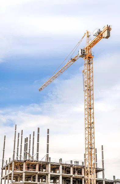 Nya höghus bostadshus och hissa crane — Stockfoto