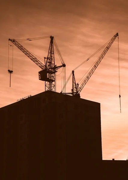 Hoogbouw kraan en de bouw van huizen — Stockfoto