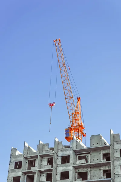 Hoisting tower cranes and construction of high-rise building — Stock Photo, Image