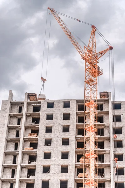 Powerful crane and construction of new apartments — Stock Photo, Image