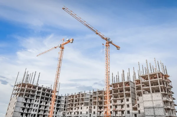 Leistungsstarker Kran und Baustelle — Stockfoto