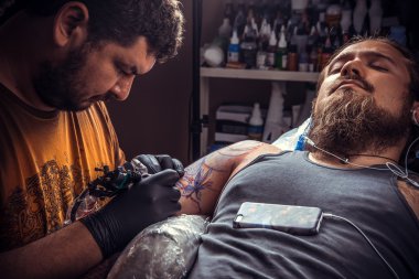 Master Studio dövme yapıyor