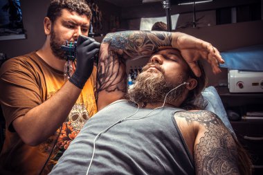 Dövme dövme salonunda çalışma tattooer