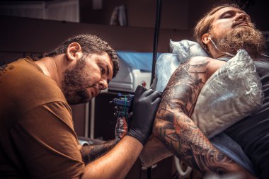 Salonda poz eldiven giyen adam