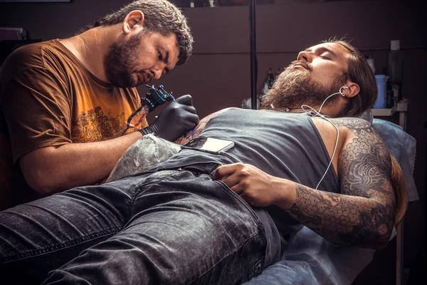 Tatuering specialist gör cool tatuering i tatuerare — Stockfoto