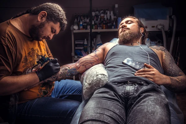 Professionell tatuerare arbetar tatuera i tatuerare — Stockfoto