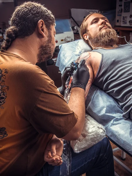 Dövme dövme salonunda çalışma tattooer — Stok fotoğraf