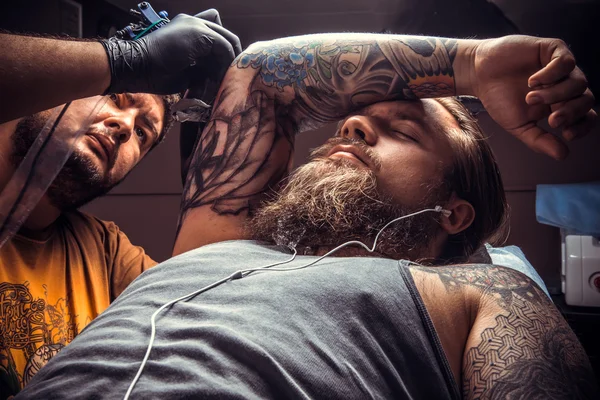 Szakmai tattooer működik a tetováló szalon — Stock Fotó