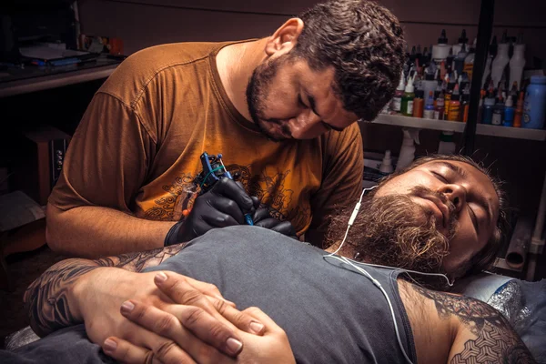 Professionele tatoeëerder werken tatoeëren in tattoo salon — Stockfoto