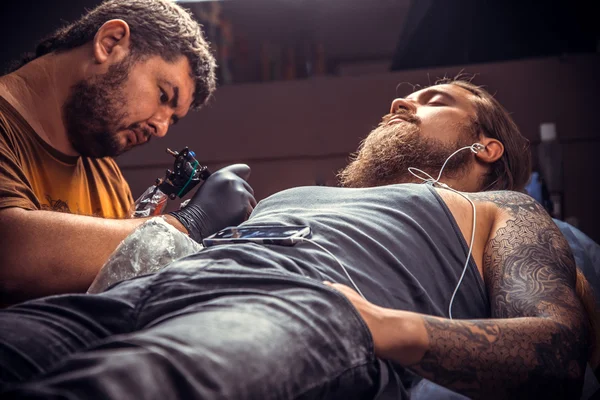 Фахівець з татуювання створює татуювання в татуюваннях — стокове фото