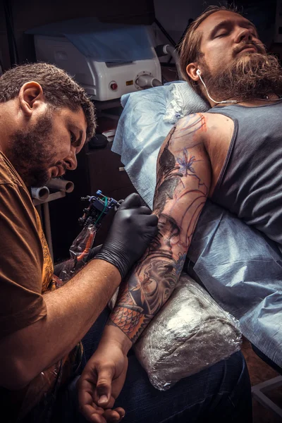 Dövmeci serin dövme tattoo studio yapar.