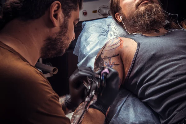 Tattoo meester maken tattoo in tattoo salon — Stockfoto