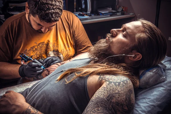 Maestro del tatuaje posando en estudio —  Fotos de Stock