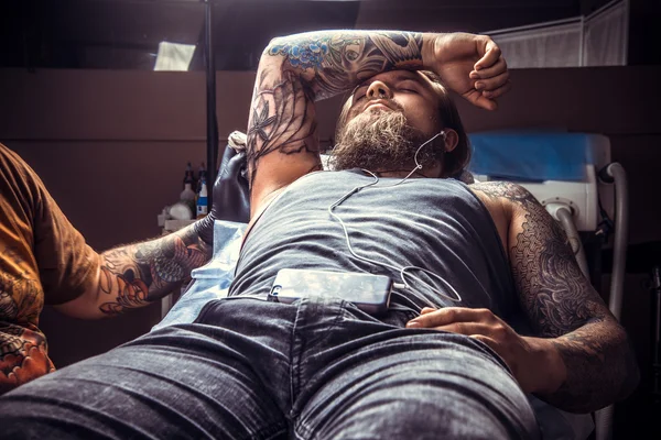 Tatuering specialist skapa tatuering — Stockfoto