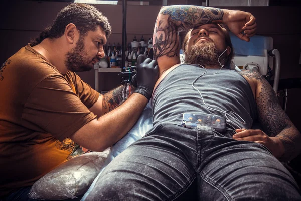 Ember visel kesztyűt, működő tetoválás stúdió — Stock Fotó