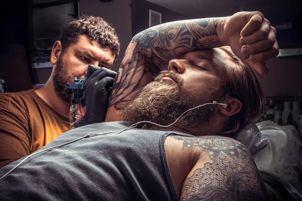 Profesyonel dövmeci dövme yapar — Stok fotoğraf
