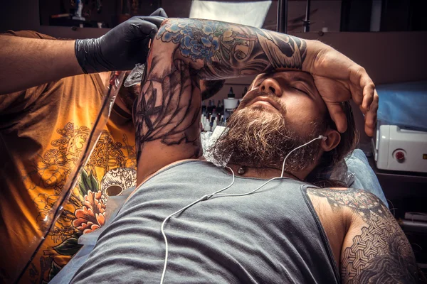 Tatuerare gör tatuering i salong — Stockfoto