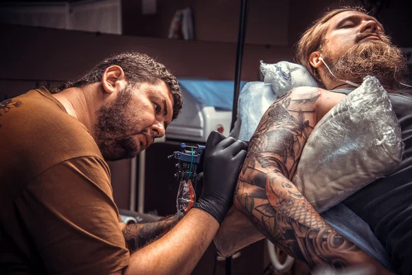 Salonda poz eldiven giyen adam