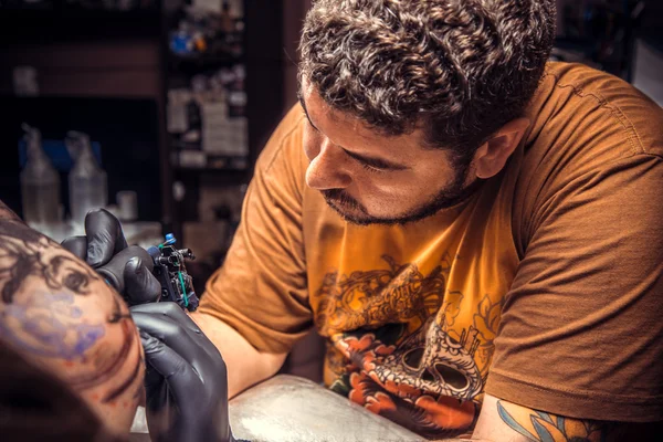 Artista de tatuagem profissional fazendo tatuagem no salão — Fotografia de Stock