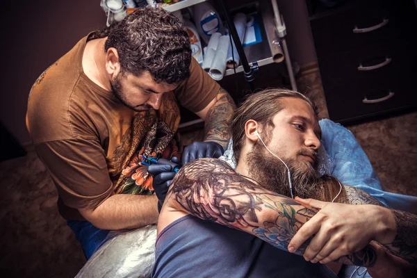 Professionell tatuerare på jobbet i tattoo studio — Stockfoto