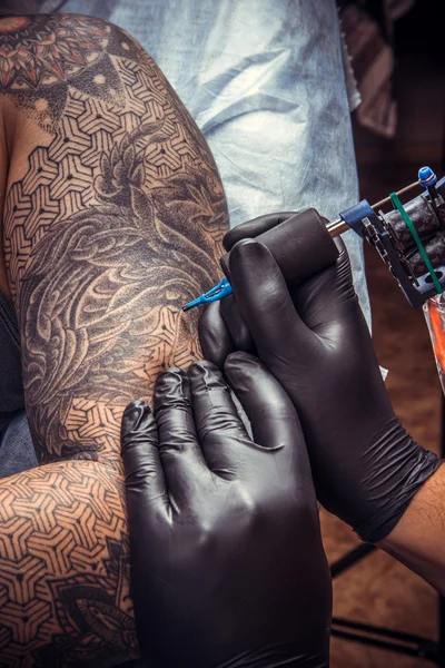 Especialista en tatuajes trabajando tatuajes — Foto de Stock