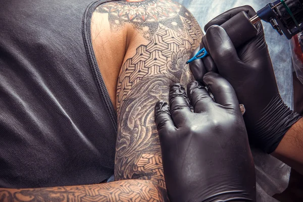 Tatuaje profesional artista trabajando tatuajes — Foto de Stock