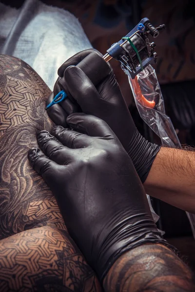 Tatuagem artista posando em estúdio — Fotografia de Stock