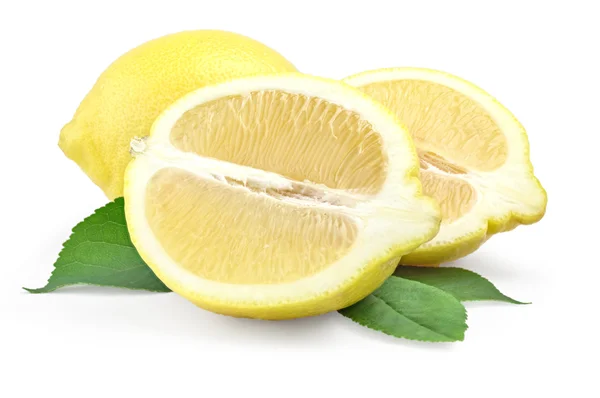 Limão fresco com metade e folhas isoladas em branco — Fotografia de Stock