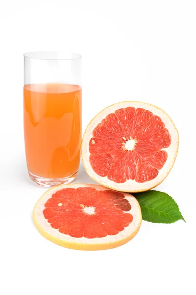 Volles Glas Grapefruitsaft und Früchte isoliert auf weißem Hintergrund — Stockfoto