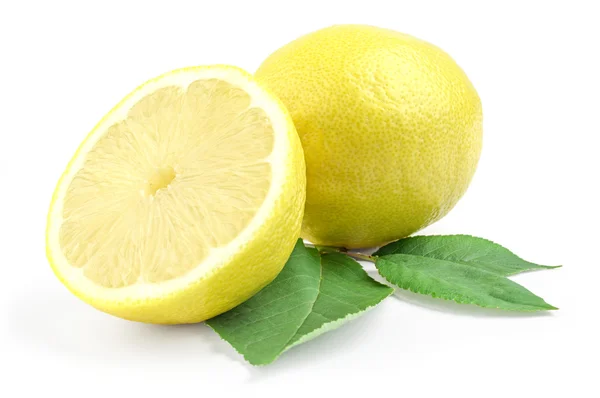 Limão e metade isolado sobre fundo branco com folha verde — Fotografia de Stock