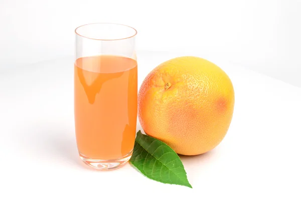 Copo de suco de toranja rosa isolado em branco — Fotografia de Stock