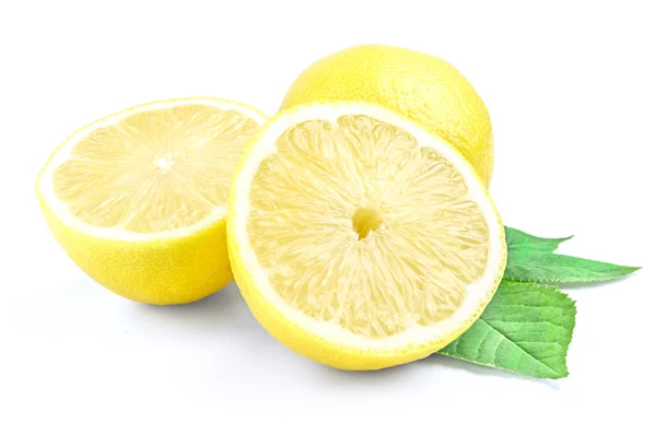 Sarı limon ve tamamlayan bir yaprak yeşil beyaz bir zemin üzerine izole — Stok fotoğraf