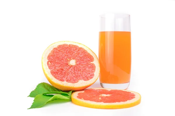 Grapefruitsaft und reife Scheiben mit Blättern auf weißem Hintergrund — Stockfoto